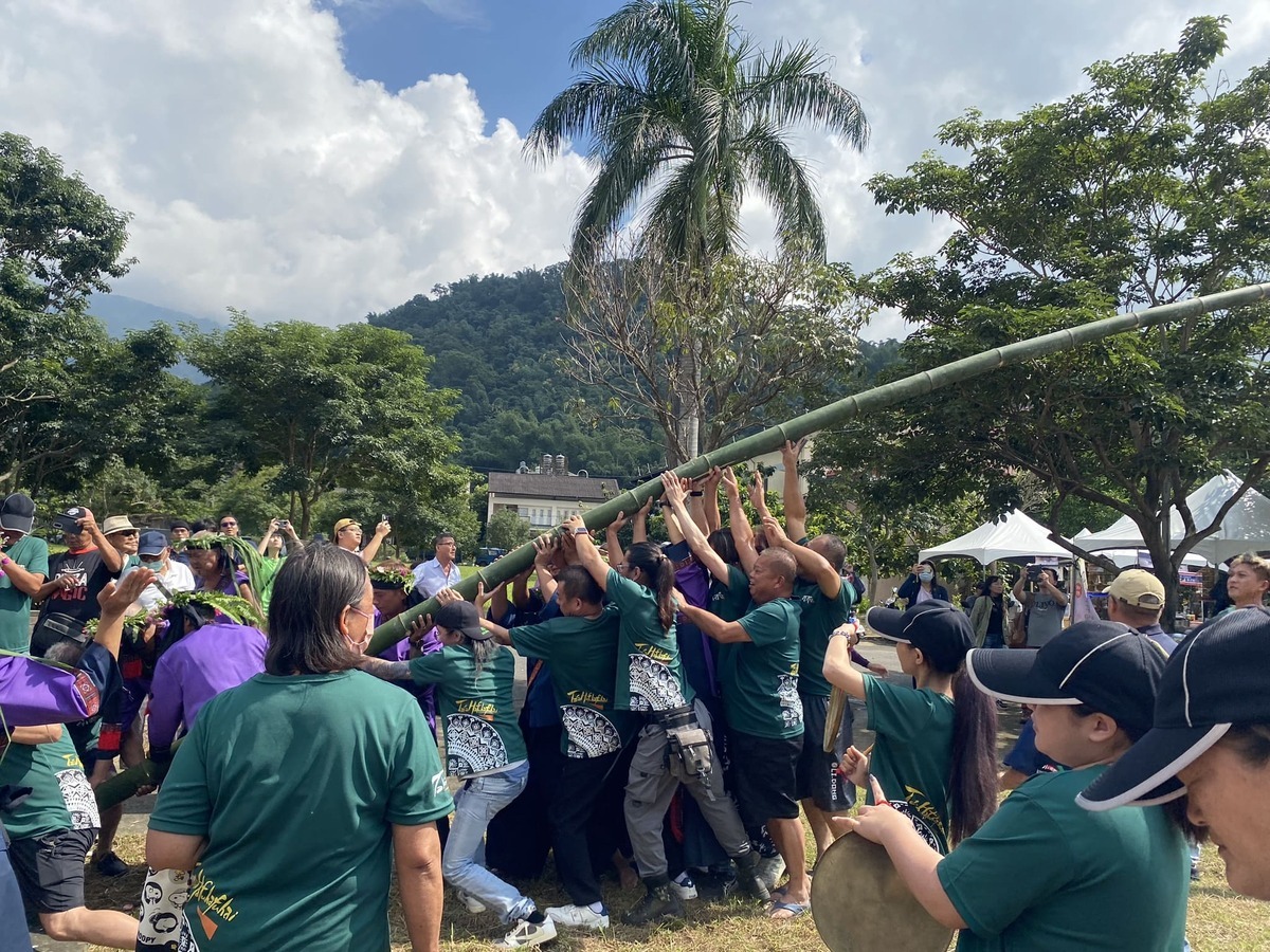 小林夜祭的立向竹活動。 圖：高雄市文化局提供(資料照)