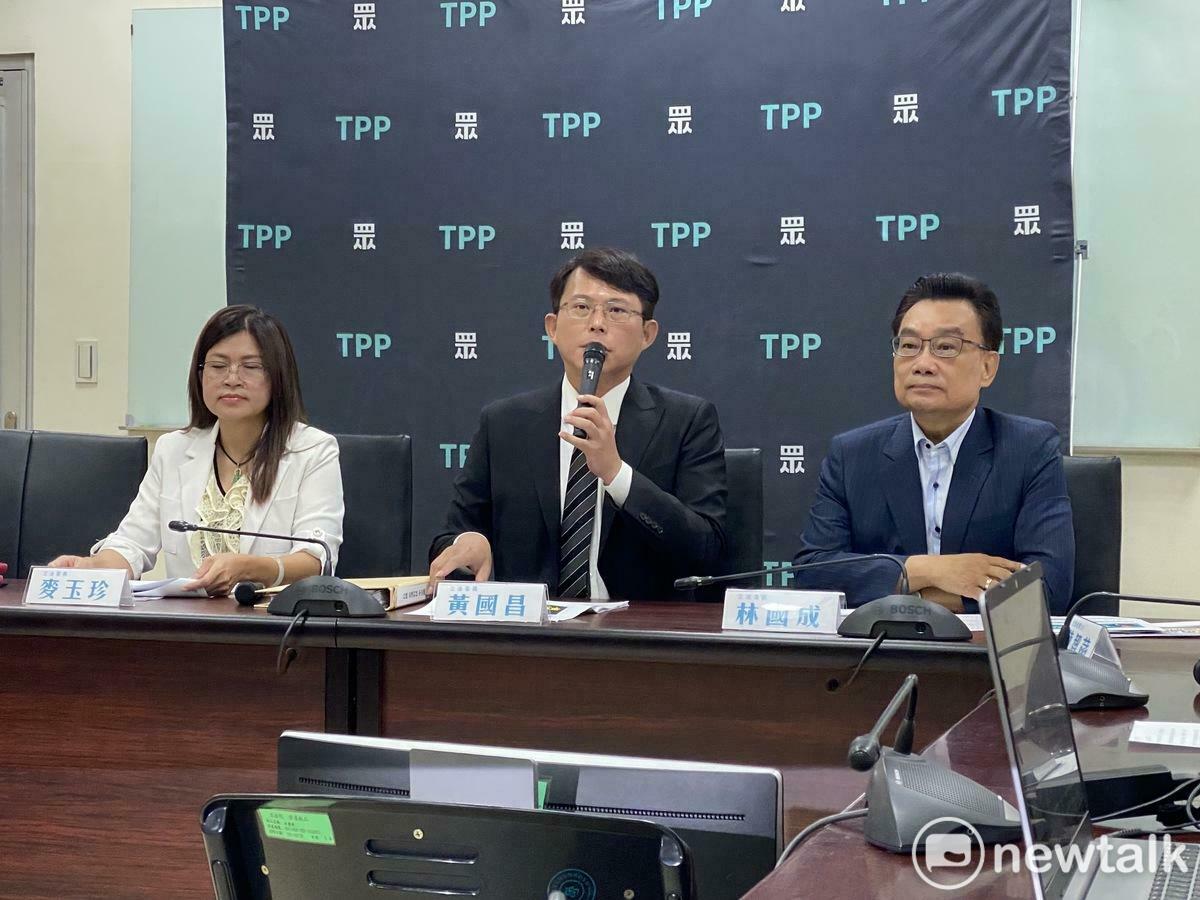 民眾黨團上午召開「遮斷機一再故障，這就是台鐵的安全改革？」記者會，總召黃國昌、幹事長麥玉珍、立委林國成出席。 圖：周煊惠 / 攝