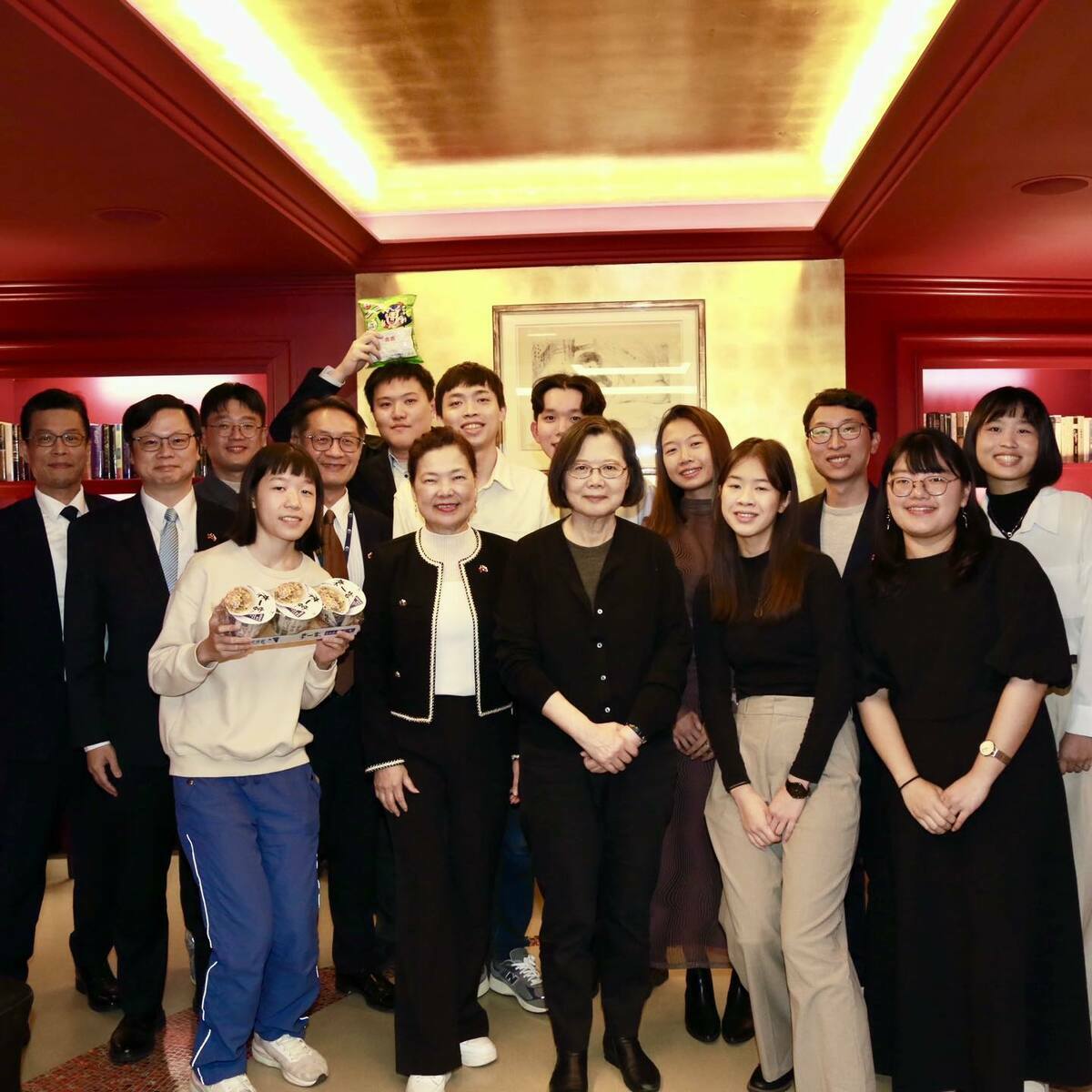 前總統蔡英文出訪歐洲，在抵達首站捷克布拉格後，與當地10位台灣留學生見面、交流。 圖：翻攝自蔡英文臉書