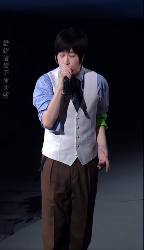 因舞台是四面台，很少站上四面台的阿信稱自己像是「四面楚歌」，不知道該看向那一面表演，才不會得罪屁股後面的歌迷。 圖：翻攝自相信音樂臉書