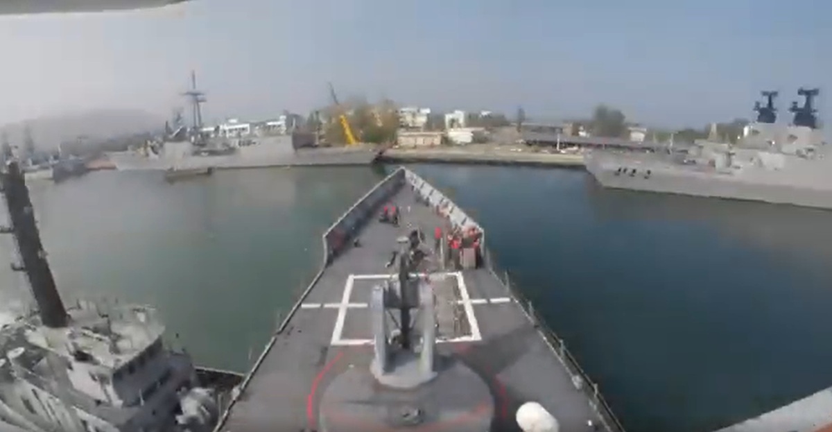 海軍銘傳軍艦依令緊急出港，前往指定海域執行戰備、監控任務。 圖：國防部提供影片截圖