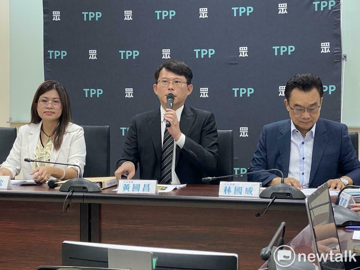 民眾黨團上午召開「遮斷機一再故障，這就是台鐵的安全改革？」記者會，總召黃國昌（中）、幹事長麥玉珍（左）、立委林國成（右）出席。 圖：周煊惠 / 攝