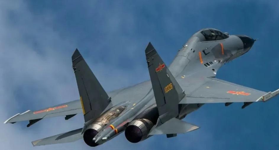 中國《人民空軍》官方帳號最近發佈中國空軍杜鳳瑞大隊專題報導，其中有一段殲-16 在對抗演練中擊落殲-20 的敘述。圖為殲-16。 圖：翻攝自湘評中外