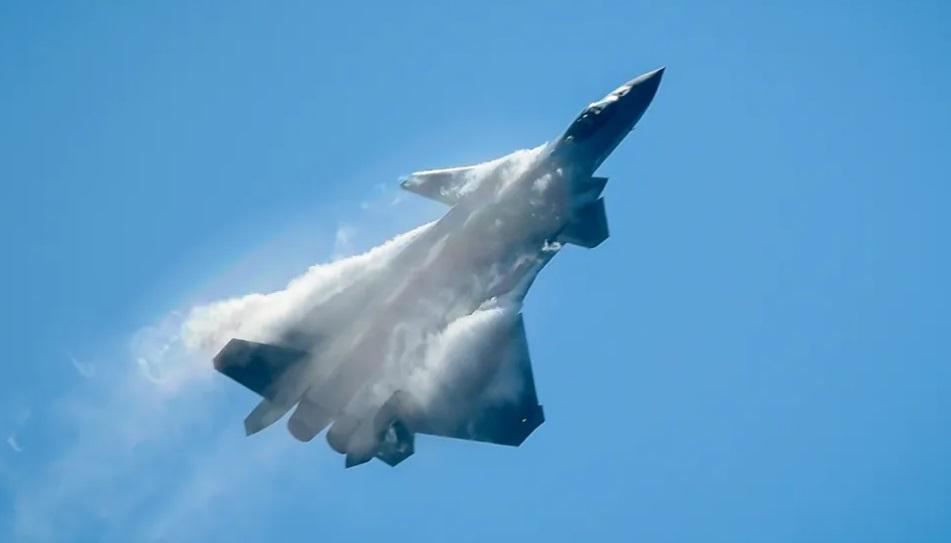 中國《人民空軍》官方帳號最近發佈中國空軍杜鳳瑞大隊專題報導，其中有一段殲-16 在對抗演練中擊落殲-20 的敘述。圖為殲-20。 圖：翻攝自湘評中外