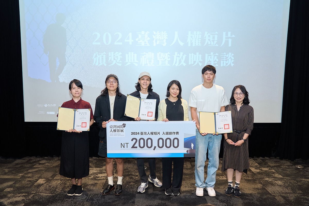 頒獎典禮上，人權短片三部入選作品的製作團隊合影。 圖：國家人權博物館／提供