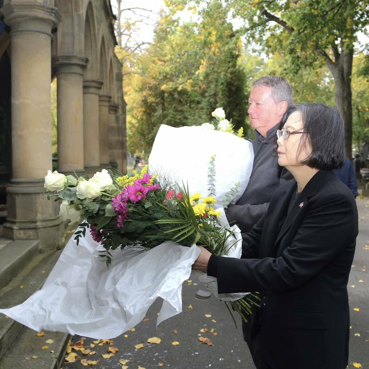 前總統蔡英文抵達布拉格，前往捷克前總統哈維爾（Václav Havel）的墓前獻花致敬。 圖：翻攝自蔡英文臉書