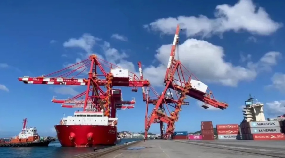 基隆港西岸20號碼頭14日下午發生意外，貨輪載運新的起重機意外撞倒舊起重機。 圖：翻攝基隆港警局監視影片