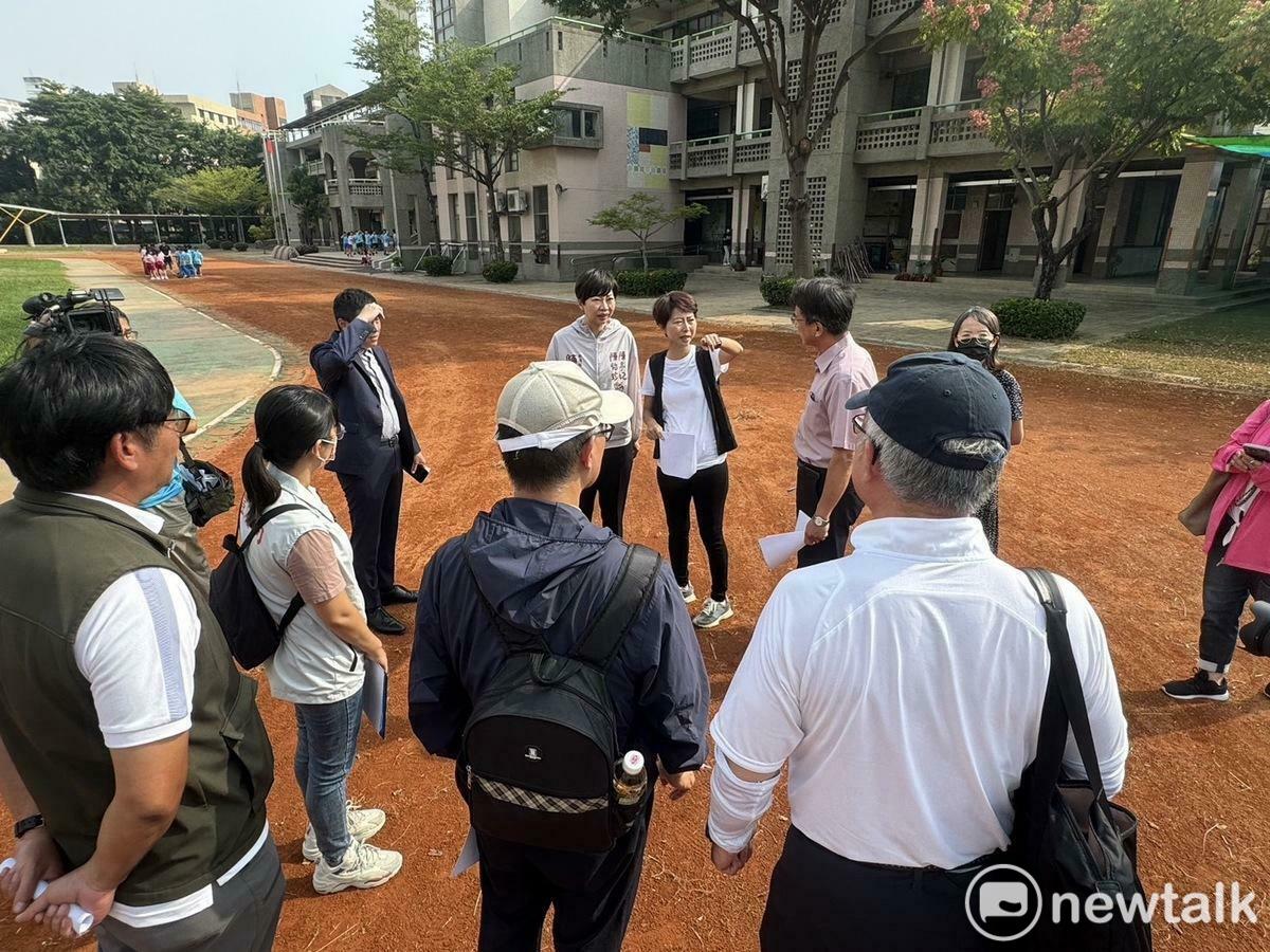 為積極推動台南市各級學校運動環境改善，立委陳亭妃、南市議員陳怡珍今日邀集教育部體育署及台南市政府體育局等單位會勘台南市北區開元國小、大光國小，全面關注校園體育場地的現況與改善計畫。 圖：陳亭妃服務處提供