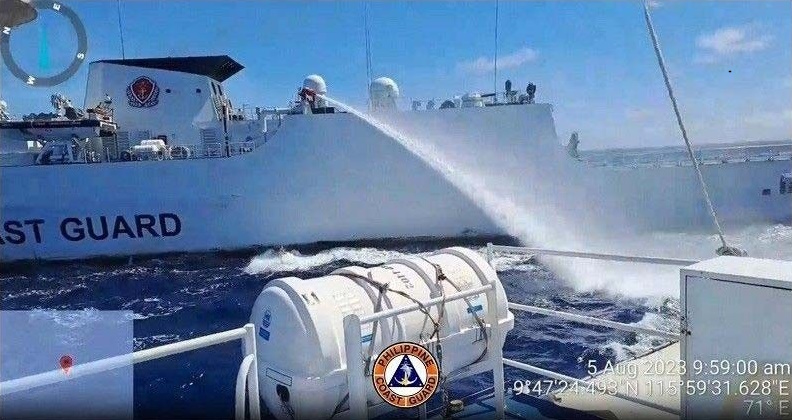 中國海警在南海用水砲攻擊菲律賓執法船艦 圖：取自維基百科　by Philippine Coast Guard  Public Domain