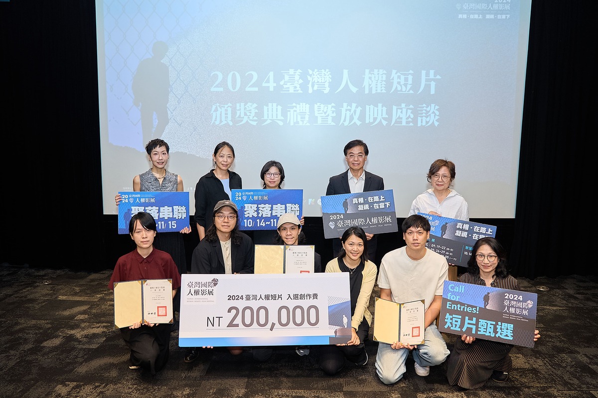 國家人權博物館館長洪世芳（後排右2）、策展人范情（後排右1）、導演黃惠偵（後排右3）、決選評審臺灣女性影像學會理事陳瑄（後排左1）和臺北藝術大學動畫學系教授王綺穗（後排左2）與三部入選短片的製作團隊合影。 圖：國家人權博物館／提供