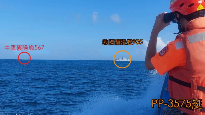 我國海巡艦和侵擾台灣的中國海警船對峙。 圖：海巡署提供