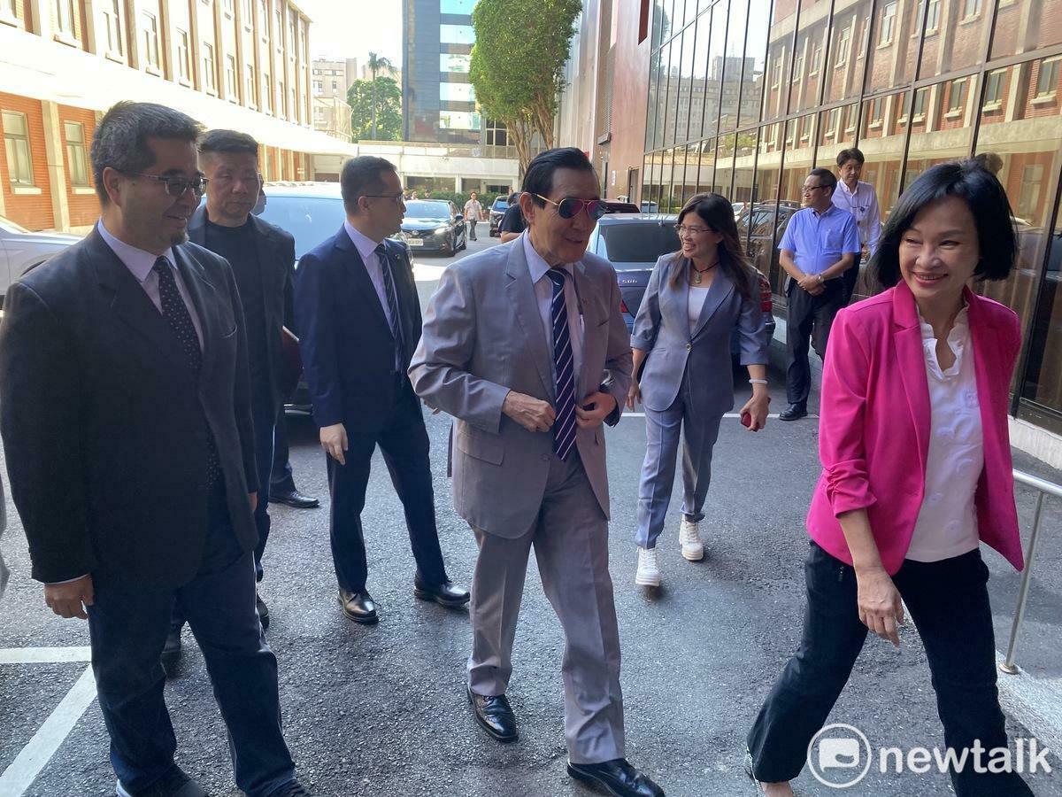 前總統馬英九（圖中）今現身立法院參加新國會智庫成立茶會。 圖：周煊惠/攝