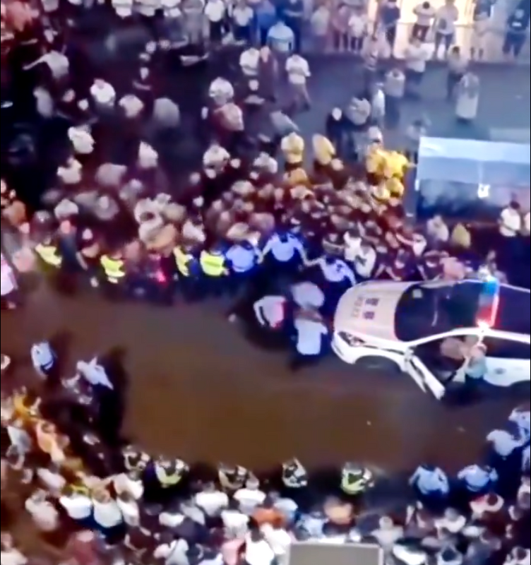 中國民眾與公安爆發衝突。 圖：翻攝自 0 X 帳號