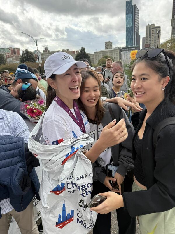 台北101董事長賈永婕感謝女兒們從LA來幫爸爸媽媽加油，抱到寶貝好開心。 圖：擷自「賈永婕的跑跳人生」粉專