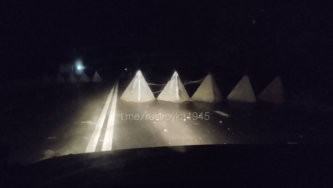 俄軍在庫爾斯克州部分地區設置龍牙，試圖對烏軍的進攻行動造成妨礙，沒想到卻害到自己人。 圖：翻攝自 @NOELreports X 帳號
