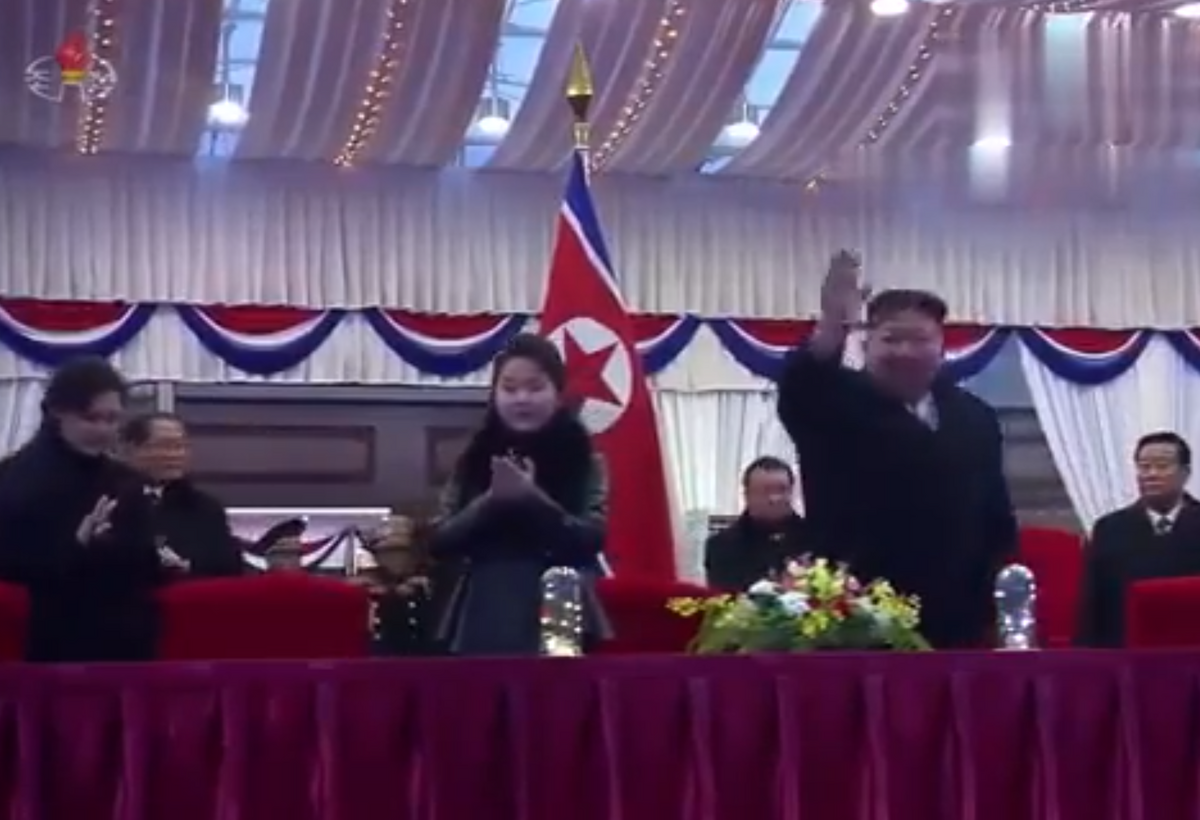 北韓領導人金正恩與女兒金主愛參加會議。 圖：翻攝自 NEXTA X 帳號