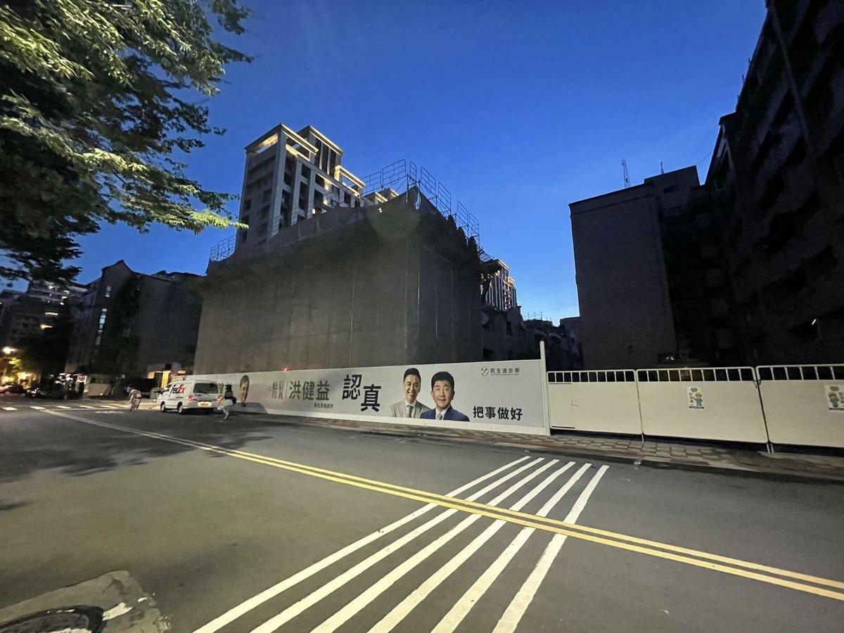 就秦慧珠爆料，多名在地政治人物都有掛看板的中華工程工地。國民黨立委徐巧芯提供照片，澄清自己並沒有掛看板。 圖：徐巧芯/提供