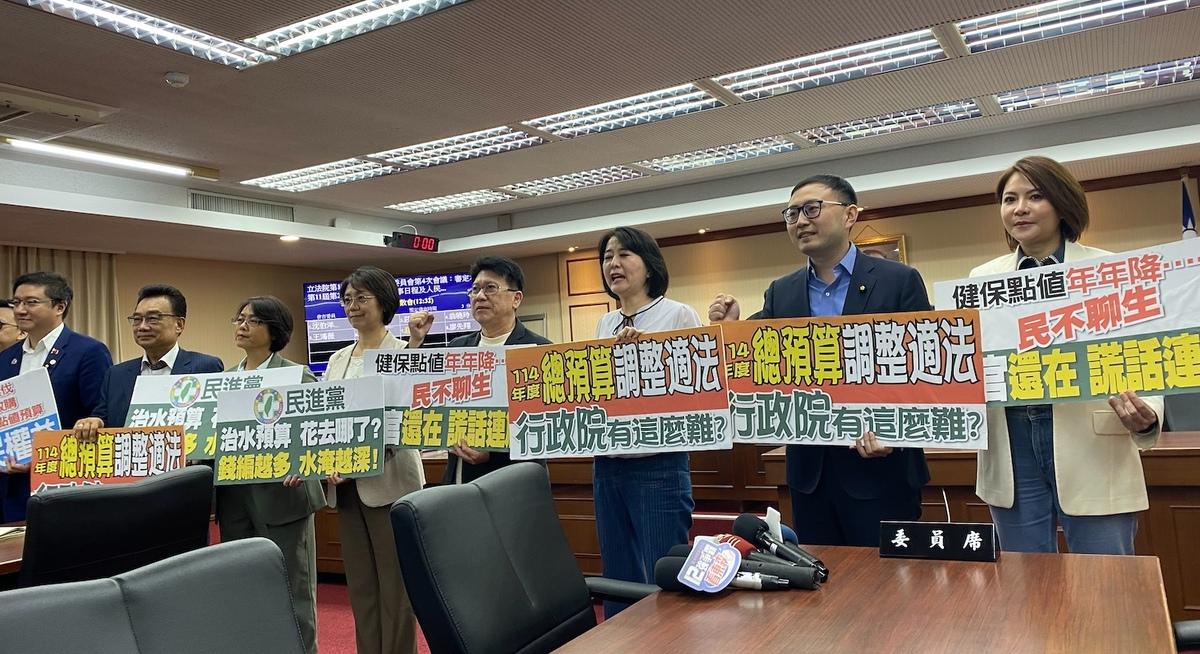 國民黨立委拿出手板抗議總預算案沒有依法編列 圖：林朝億/攝