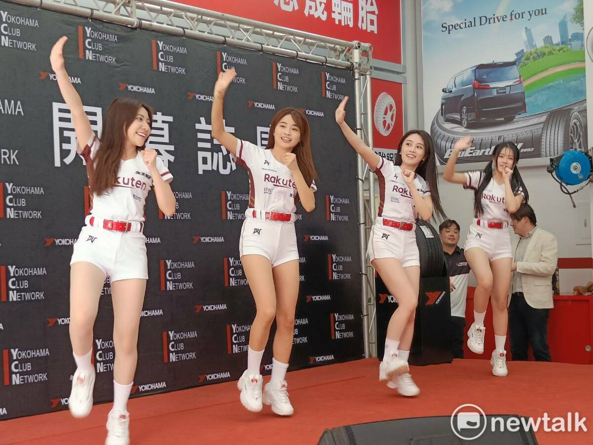 樂天桃猿隊4位啦啦隊女孩若潼、伊伊、芷軒與邱曖到場加油。 圖：唐復年/攝