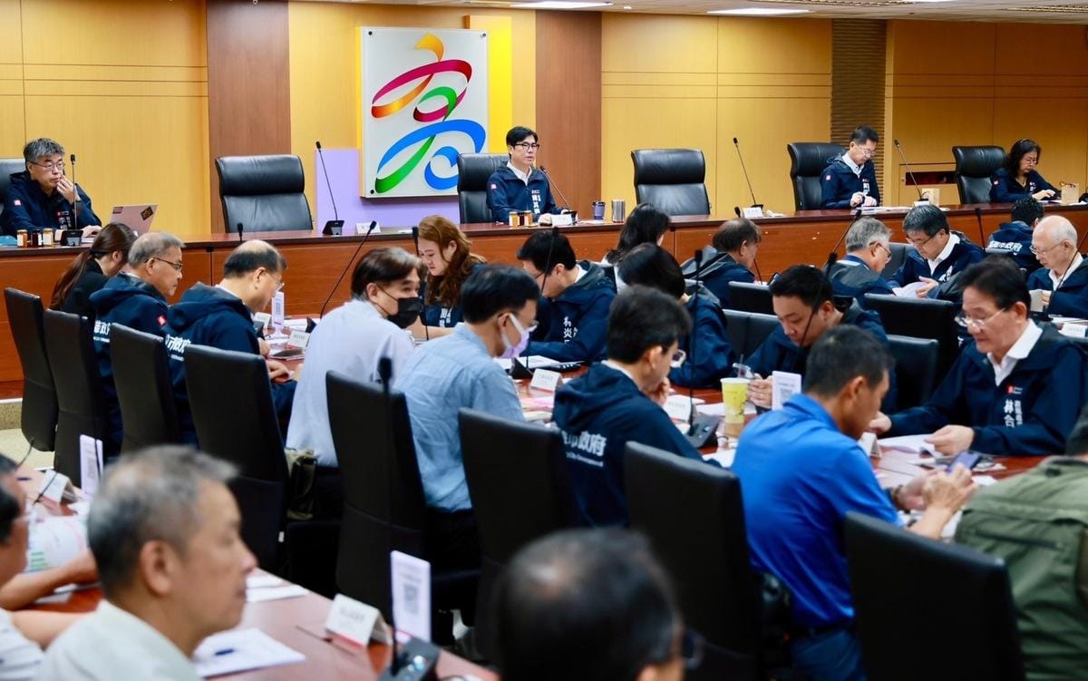 陳其邁主持市政會議時，關心各項災損救助進度，要求加速行政流程。 圖：高雄市政府/提供