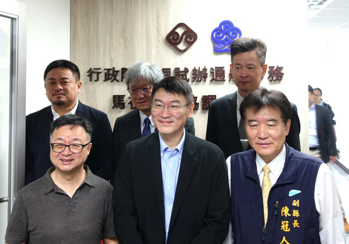 海基會舉行「馬祖行政協調中心海基會辦公室掛牌儀式」，海基會秘書長羅文嘉(下左)、陸委會副主委梁文傑(下中)、連江縣副縣長陳冠人(下右)、立委洪申翰(上左)、行政院金馬聯合服務中心副執行長謝春福(上中)、交通部觀光署馬祖風管處處長黃勢芳(上右)共同出席。 圖：海基會提供