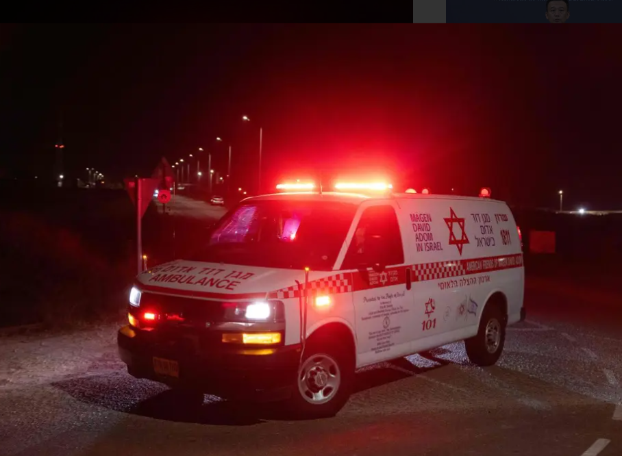 1 輛救護車離開比尼亞米納附近的無人機襲擊現場。 圖：翻攝自視覺中國