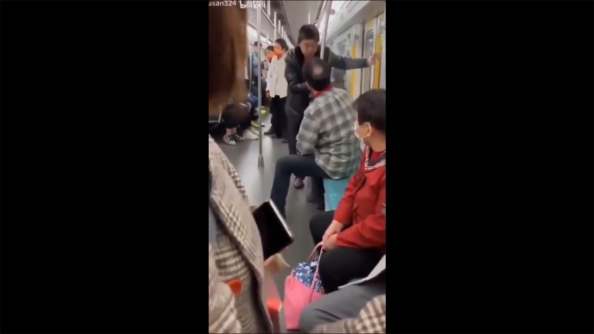 近期一位中國男子在搭乘地鐵時，對坐在座椅上的北京大學金融學美國教授進行挑釁，甚至吐了兩次口水，遭美國教授反擊並被趕出車廂。 圖：擷取自 @Michael5487652 X 分享影片
