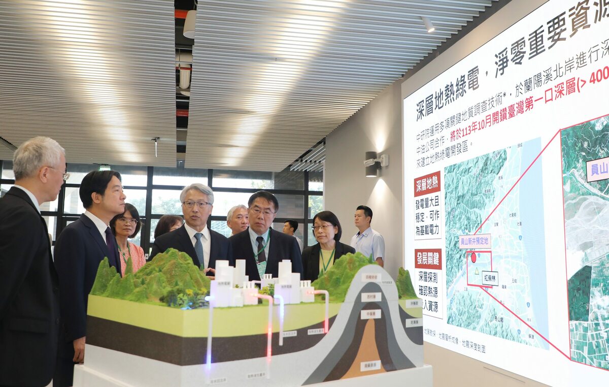 賴清德等人在開幕儀式後，一一參觀人文社會研究基地、環境變遷研究中心、關鍵議題研究中心、農業生物科技研究中心。 圖：黃博郎／攝