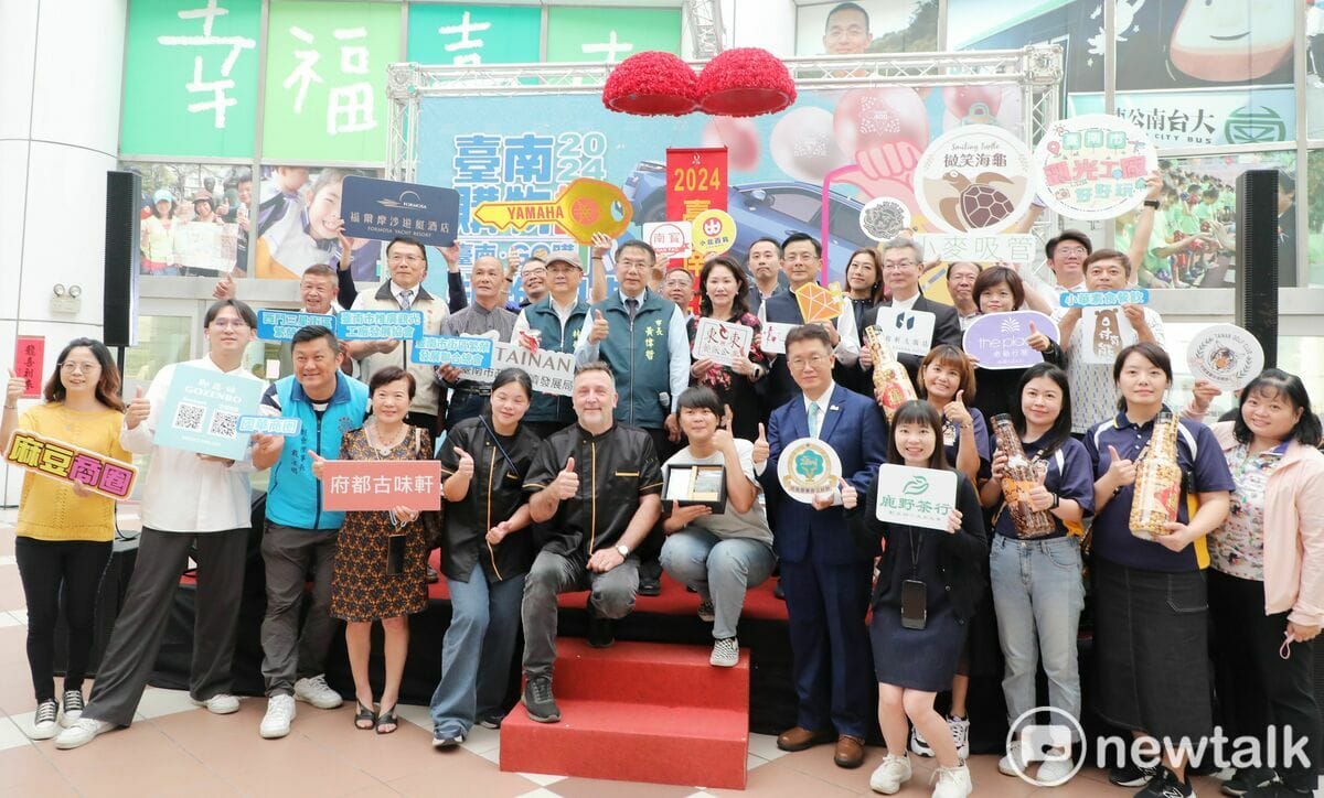 「2024臺南購物節」開跑，臺南市長黃偉哲今日記者會上端出大利多，宣布自即日起至明年2月15日，只要來臺南消費滿50元就可獲得包括百萬名車、鑽戒等抽獎機會，且追溯自今年7月1日起的發票都可登錄。 圖：黃博郎／攝