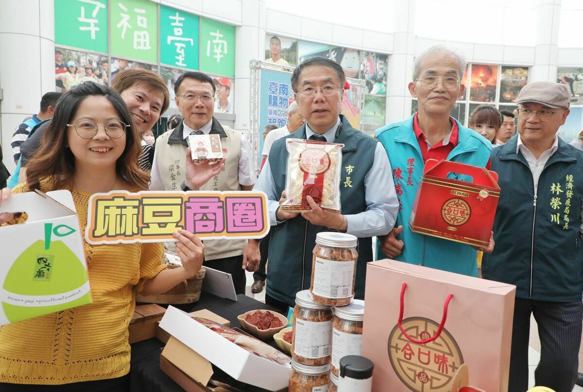 「2024臺南購物節」開跑，臺南市長黃偉哲今日記者會上端出大利多，宣布自即日起至明年2月15日，只要來臺南消費滿50元就可獲得包括百萬名車、鑽戒等抽獎機會，且追溯自今年7月1日起的發票都可登錄。 圖：黃博郎／攝