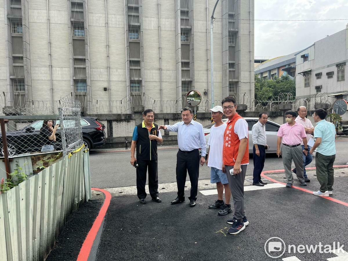 困擾地方多年，影響社區民衆進出的關廟區崇平路83巷台銀土地圍籬日前完成拆除，巷道截彎取直工程也順利完成。王定宇特邀關廟區公所、市議員陳皇宇及山西里里長等單位進行現勘，見證崇平路一帶居民未來進出將更為便捷安全。 圖：王定宇服務處提供