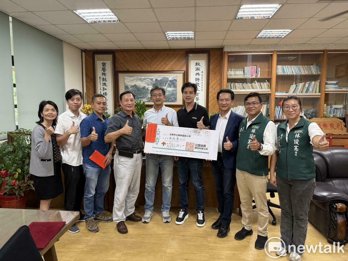 為鼓勵清寒學生向學，立委林俊憲媒合民間企業公園伯爵建設公司提供給各校助學獎學金，今日再與公園伯爵建設董事長王瑞源再次捐贈獎學金100萬元給下營國小、東興國小、甲中國小、下營國中等校，校方也回贈感謝狀，感謝企業的熱心送暖。 圖：林俊憲服務處提供