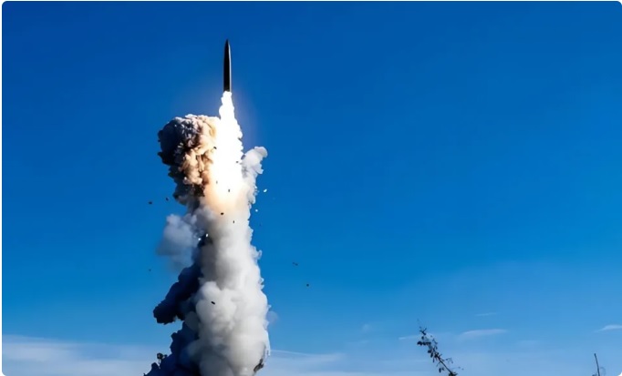 中國日前向太平洋試射東風 -31AG 洲際彈道導彈，吸引世界各國的關注。然而，有中國的國際專家認為，中國成功瞞過了美國偵察衛星，祕密將導彈運送之千里之外發射。 圖：翻攝自 又看風雲起