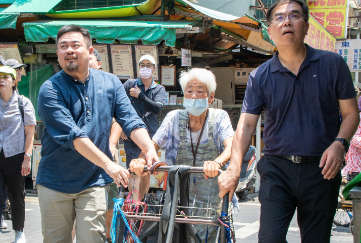 民進黨立委洪申翰7月中帶環境部長彭啟明到萬華體驗拾荒的勞動過程。 圖：洪申翰辦公室提供