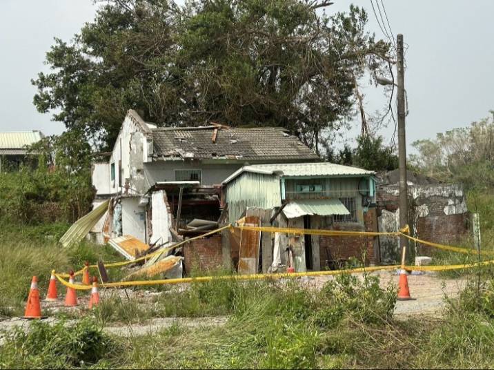 高雄市大寮區拆眷村地上物，發現1名住戶在屋內死亡。 圖：孫家銘翻攝