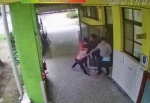 高雄某國小「學前特教班」傳女老師故意拉扯2歲幼童去撞椅子，造成左眼外側紅腫受傷，家長向議員投訴。 圖：孫家銘翻攝