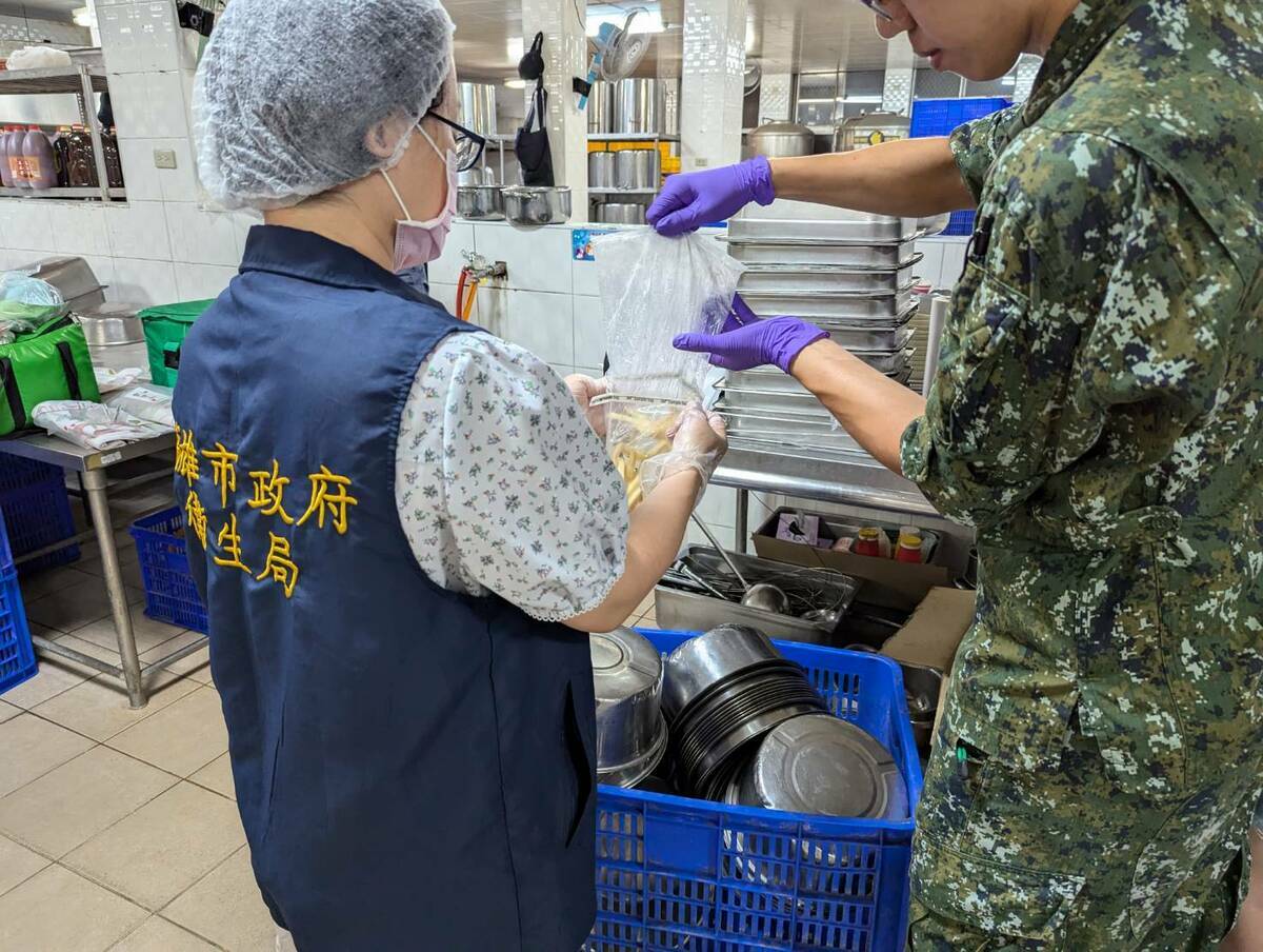 高市衛生局派員現場採回食餘檢體。 圖：高雄市衛生局提供