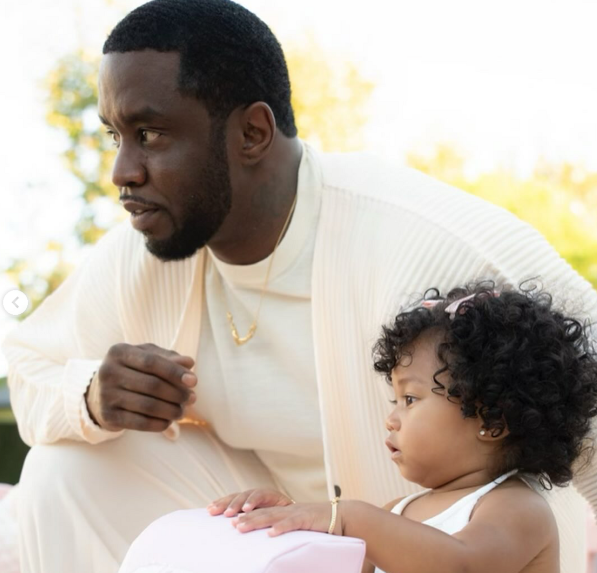 吹牛老爹（Sean ”Diddy” Combs）日前涉嫌性侵、性販賣、敲詐勒索等，遭到警方逮補，目前正在獄中被羈押。 圖：翻攝自Diddy IG