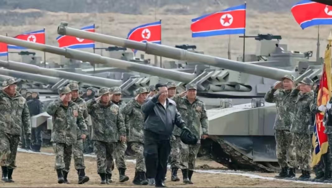北韓領導人金正恩視察軍隊。 圖：翻攝自迷人的小紅 X 帳號