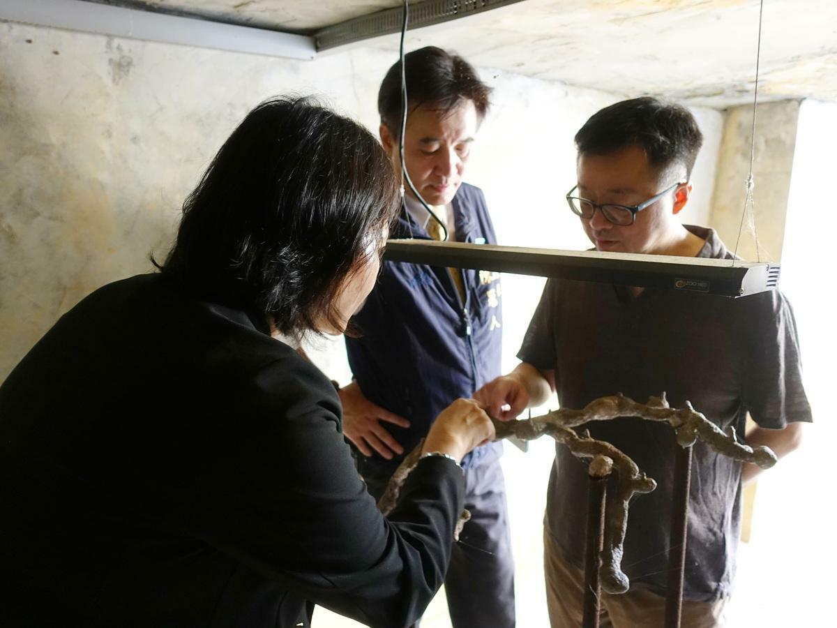 海基會羅文嘉秘書長參訪26據點，觀看坑道地形模型。 圖：海基會提供
