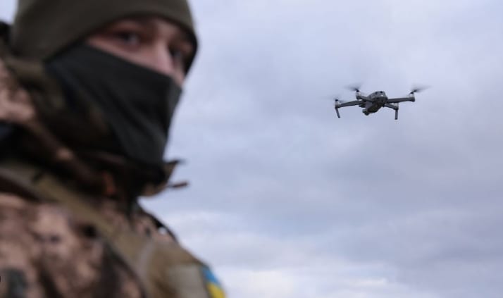 烏軍在戰場上操控SAKER無人機。 圖 : 翻攝自RBC-Ukraine