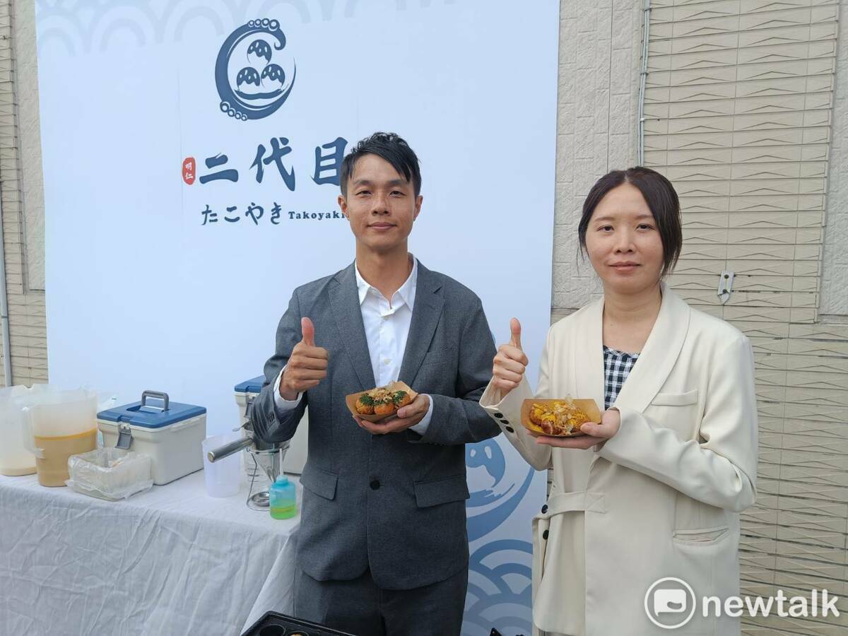 李廣奇（右）說：「太太原本不吃章魚燒的，在我改良配方後，成了章魚燒的愛好者，更支持我繼續擴大事業版圖。」    圖：唐復年/攝