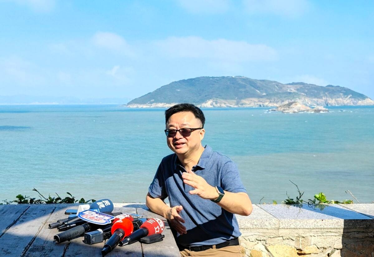 海基會秘書長羅文嘉在大坵島上受訪(後為高登島)。 圖：海基會提供（資料照片）