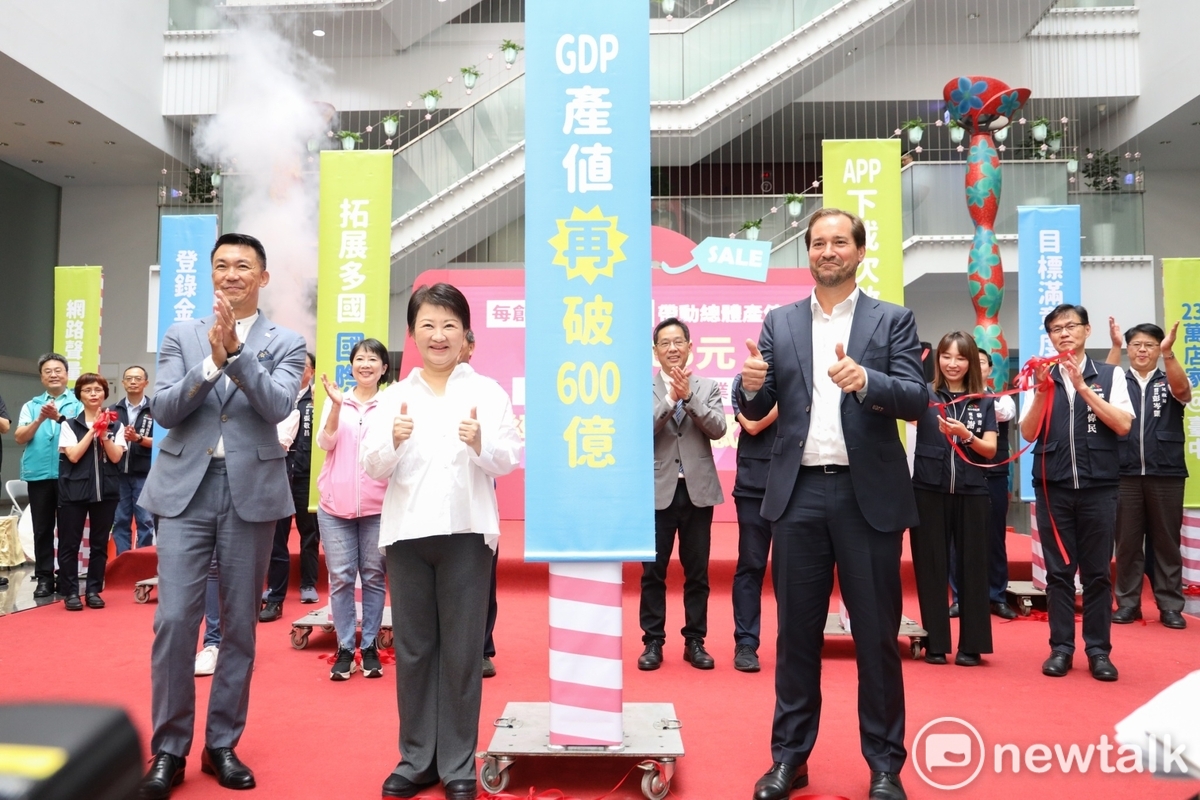 盧秀燕與駐台使節宣告台中購物節開跑。 圖：唐復年/攝