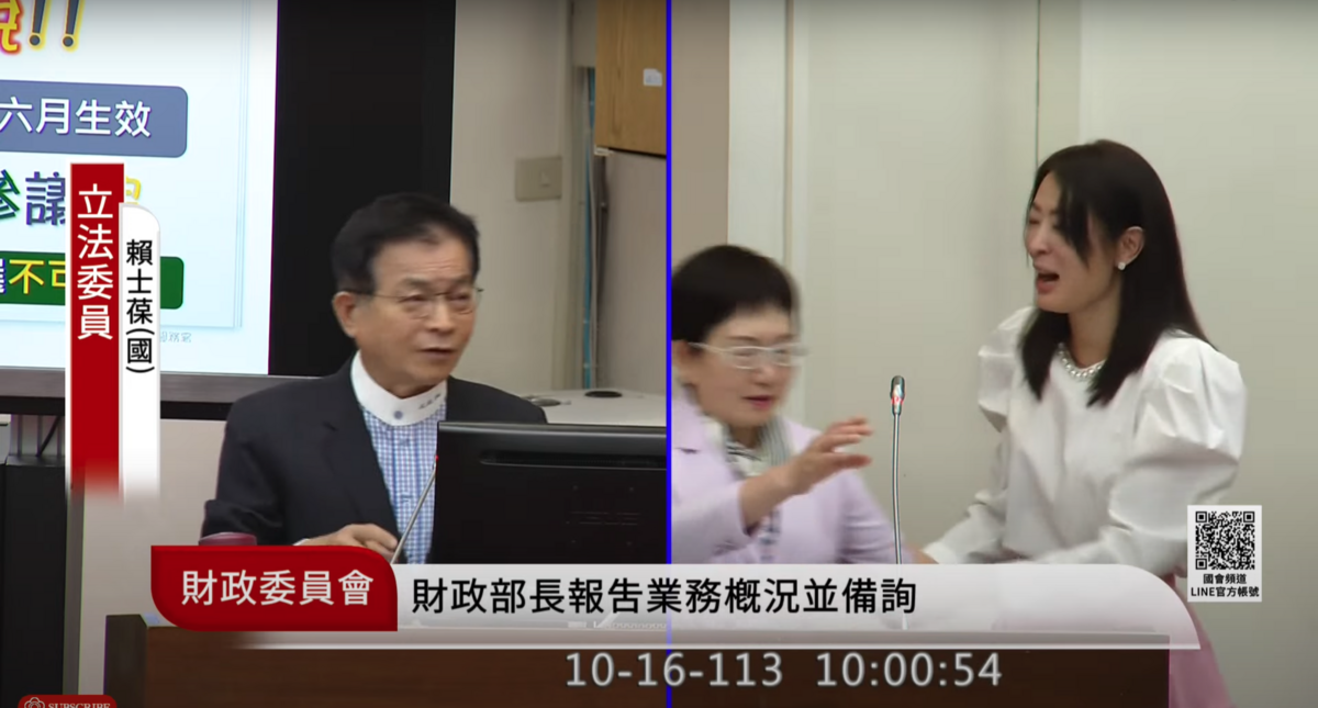 當賈永婕說給自己的團隊打95分時，賴士葆要莊翠雲上台評論賈永婕給自己打的分數，此時賈永婕則像是搬救兵似的拉著莊翠雲的手，引起現場一片笑聲。 圖：翻攝自國會頻道