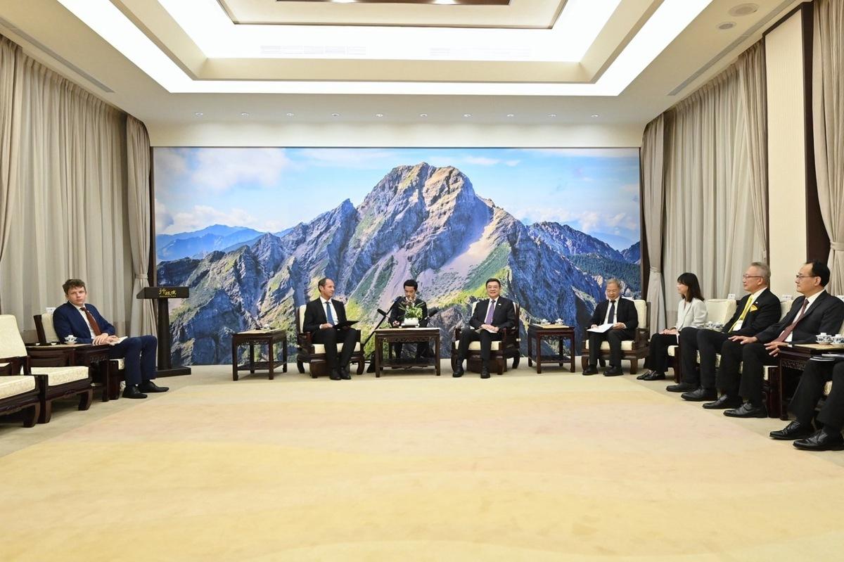 行政院長卓榮泰今（16日）下午接見歐洲經貿辦事處新任處長谷力哲（Lutz Güllner）一行人。 圖：行政院提供