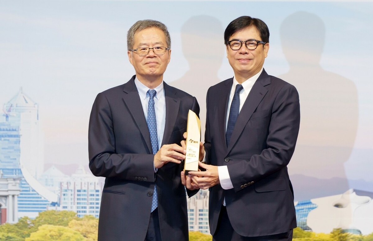「永續城市SDGs大調查」陳其邁(右)榮獲「最佳首長信任獎」。 圖：高雄市政府／提供