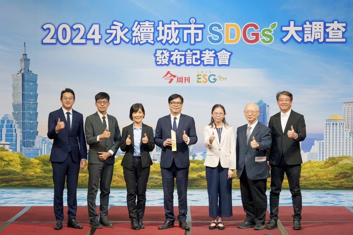 陳其邁(中)率市府團隊出席領獎。 圖：高雄市政府提供