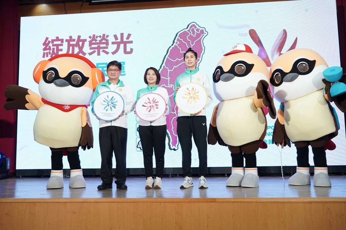 洪志昌(左二)、周春米(左三)與林郁婷(右三)出席全民運全國記者會。 圖：屏東縣政府提供