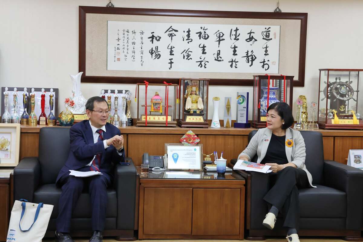 疾病管制署署長莊人祥於今（16）日下午拜會雲林縣政府，與縣長張麗善就北港鎮發現埃及斑蚊一事，共同商討防治計畫。 圖：雲林縣／提供
